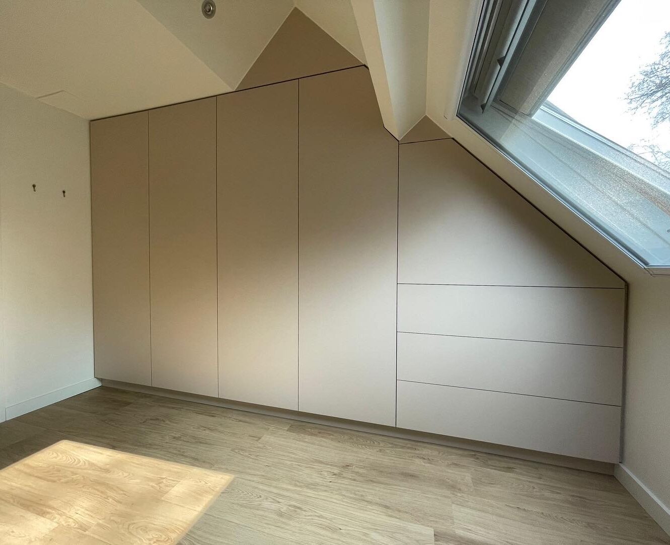 beige kastenwand