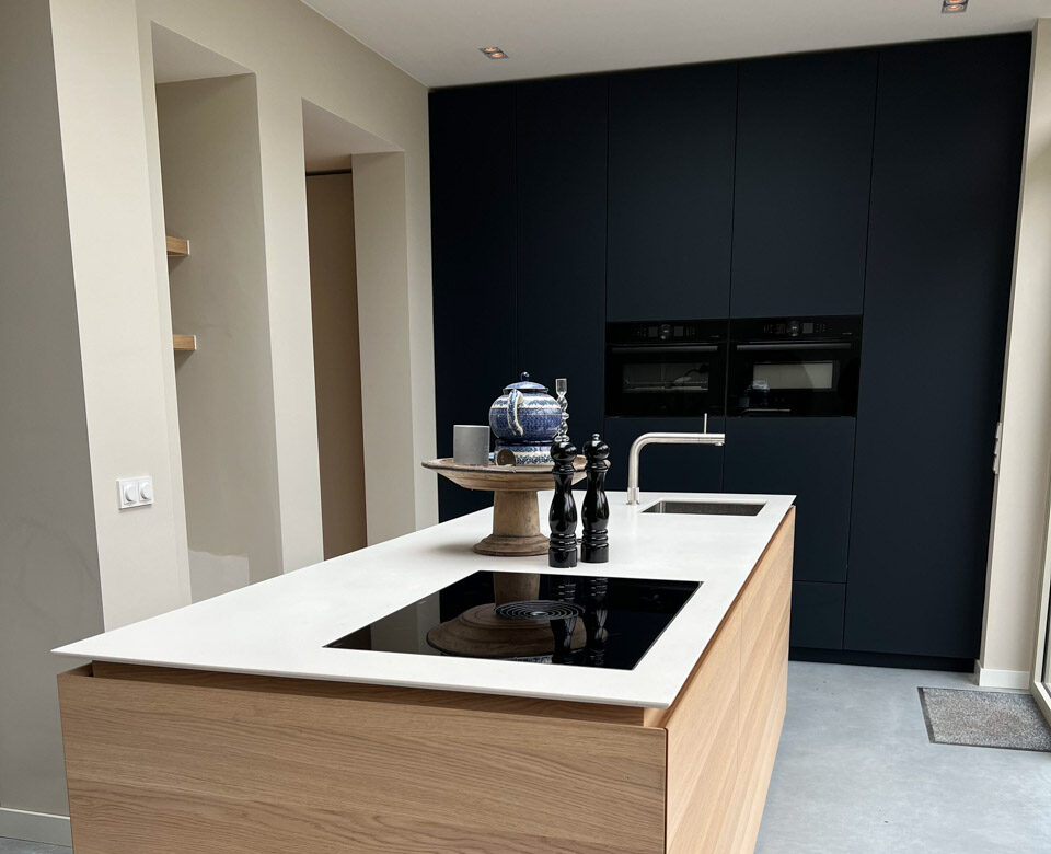 keukeneiland met kastenwand